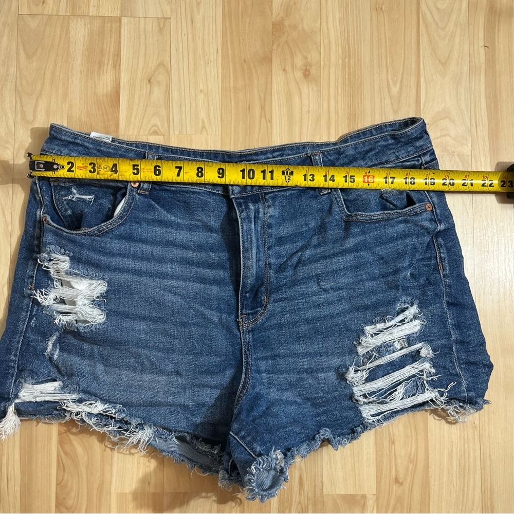 American Eagle Women's Medium Wash Distressed Mom Stretch Short Size 20 - Picture 2 of 8